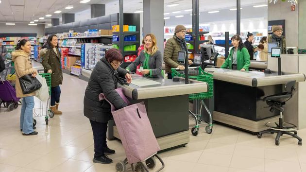 Un anciano no tiene suficiente dinero para pagar la compra en Mercadona y esta es la reacción de la cajera: "Cúbreme"