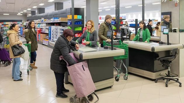 Un empleado con 25 años en Mercadona es despedido por insultar a compañeros y cambiarse el horario en beneficio propio: es improcedente con indemnización de 77.205 euros