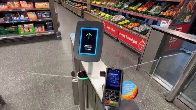 Aldi empieza a cobrar 12 euros por entrar a sus tiendas: así es la prueba piloto para realizar compras sin pasar por caja