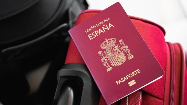 Los extranjeros en España tienen que cumplir un requisito para que no caduque su concesión de nacionalidad después de conseguirla