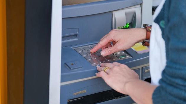 Una mujer recupera 4.000 euros que le sustrajeron tras robarle la tarjeta estando de vacaciones de esta forma