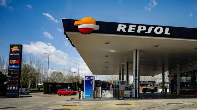 El precio de los carburantes encadena su segunda caída consecutiva y marca mínimos en lo que va de año