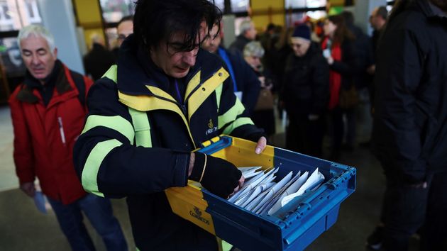 La justicia reconoce el derecho de un empleado de Correos a trabajar solo de mañanas para cuidar de su bebé y su abuela: deben pagarle una indemnización de 3.500 euros
