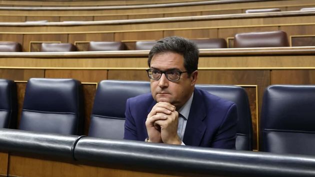 UGT exige a López aprobar ya la subida salarial adicional del 0,5% para los funcionarios