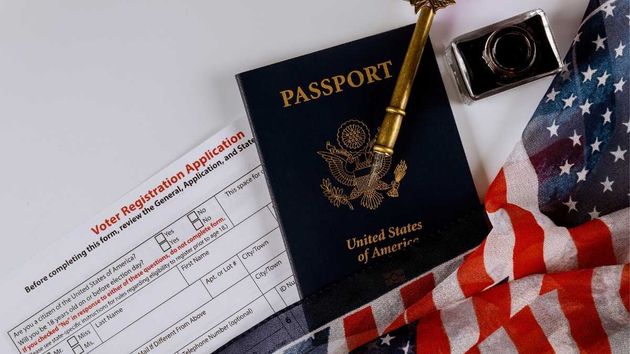 Si tienes 50 años puedes conseguir la ciudadanía de Estados Unidos sin hacer el examen de inglés