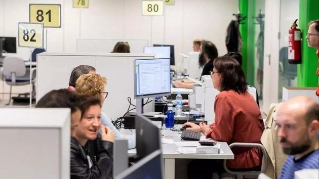 Proponen suspender de empleo y sueldo durante 30 días a los funcionarios que incumplan el horario laboral