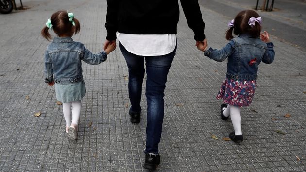El PSOE se alía con Vox y vota en contra de retribuir el permiso parental: prefiere enfrentarse a una multa de más de 9 millones de euros