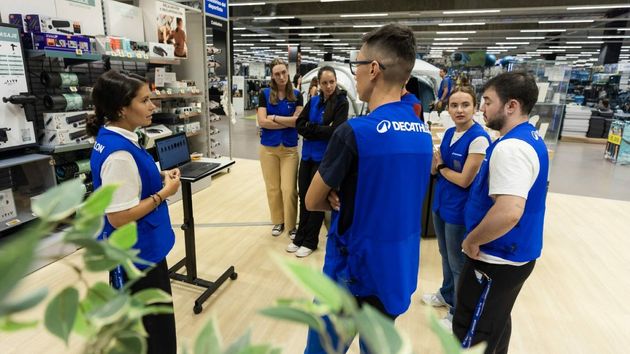 Decathlon busca personal para trabajar en sus tiendas: con contrato fijo y más de 1.400 euros de sueldo
