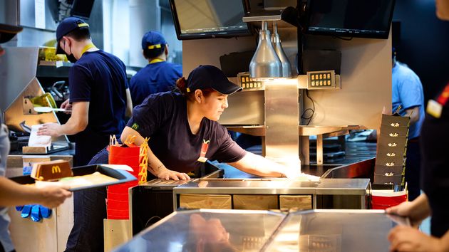 McDonald’s necesita personal para trabajar en sus restaurantes: sin estudios y con contrato indefinido