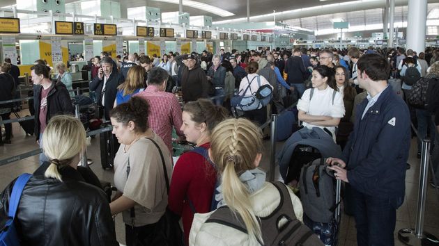 Adiós a viajar con Ryanair como lleves esto: la lista de objetos prohibidos que no puedes meter en el avión ni en la maleta facturada