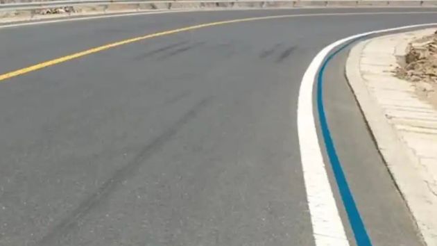 La DGT muestra la línea azul en la carretera: su función y qué cambia para los conductores