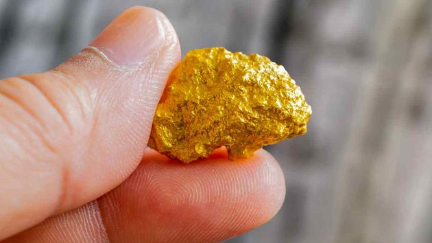 El dispositivo electrónico que todos tiramos y que contiene 450 miligramos de oro de 22 quilates