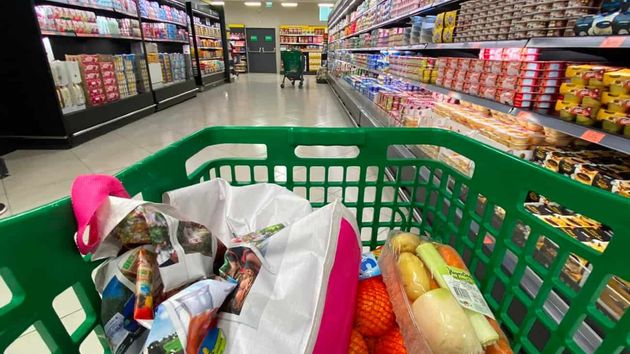 Juan Roig dice que la cesta de la compra en Mercadona ha bajado un 2%, pero según FACUA la realidad es distinta