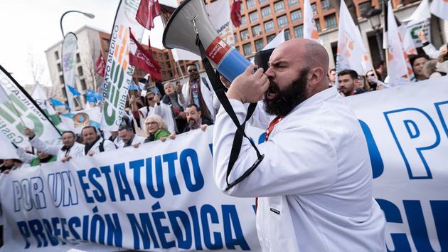 Médicos obligados a trabajar 48 horas semanales con guardias de 17 horas: indignación por las condiciones laborales que plantea el Estatuto Marco