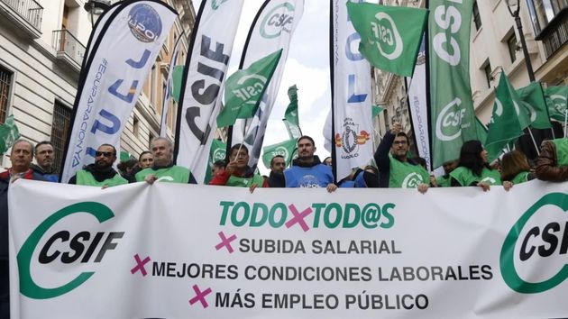 Reducción de la jornada a 35 horas, teletrabajo y mejoras salariales: cientos de funcionarios reclaman sus derechos