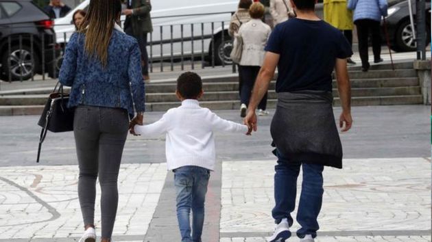 Hacienda devuelve 300 euros por tener un hijo y 900 euros por dos, a estos contribuyentes