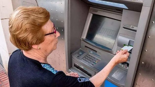 Cuándo se cobran las pensiones en marzo de 2025: fechas de Caixabank, BBVA, Santander, ING y otros bancos