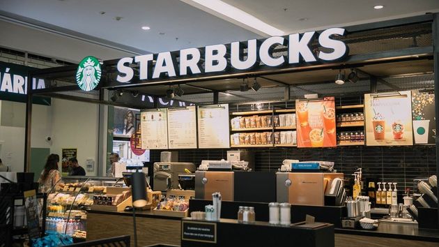 Starbucks tendrá que pagar una multa millonaria por quemar los genitales a un repartidor 