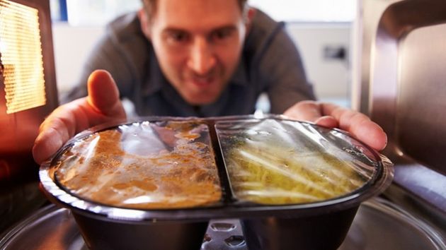 Los 5 alimentos que no deberías calentar en el microondas