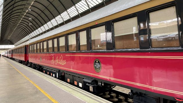 El tren Al Ándalus de Renfe que te transporta a la ‘Belle Epoque’ lleno de lujos: incluye menús gourmet, espectáculos de flamenco y excursiones