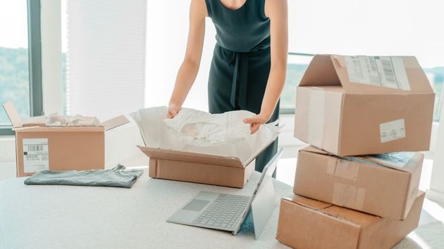Devolución de compras ‘online’: qué marcas de ropa cobran y cuáles no