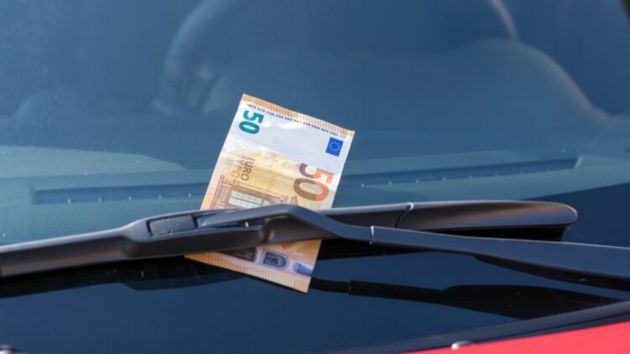 Si te dejan 50 euros en el parabrisas, no los cojas: te puede pasar esto