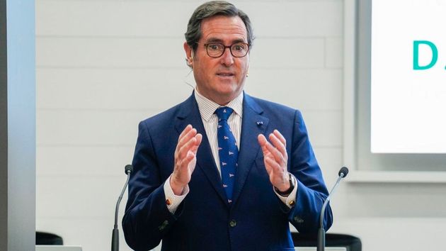 Garamendi manda un duro mensaje a Yolanda Díaz y su jornada laboral de 32 horas semanales: “¿Por qué no lo dejamos en 20?”
