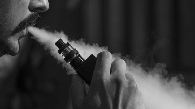 Entra en vigor el nuevo impuesto al cigarrillo electrónico: vapear será 2 euros más caro, según la nicotina que contenga