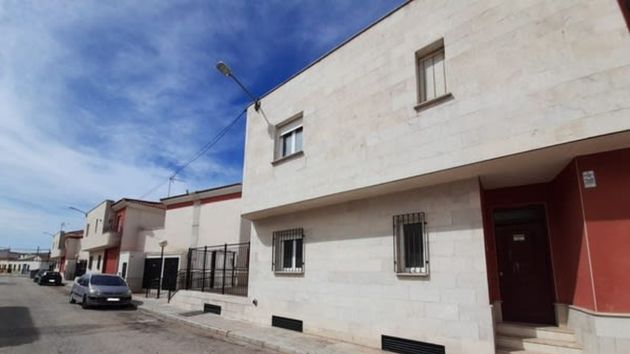 Solvia ofrece un chalet adosado en muy buen estado con 3 habitaciones por tan solo 30.000 euros