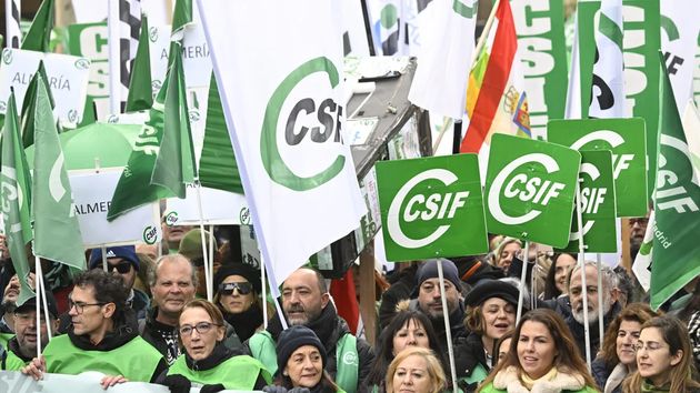 “O el Gobierno reacciona o va a tener una primavera caliente”: CSIF concentra a miles de funcionarios para reclamar una subida salarial