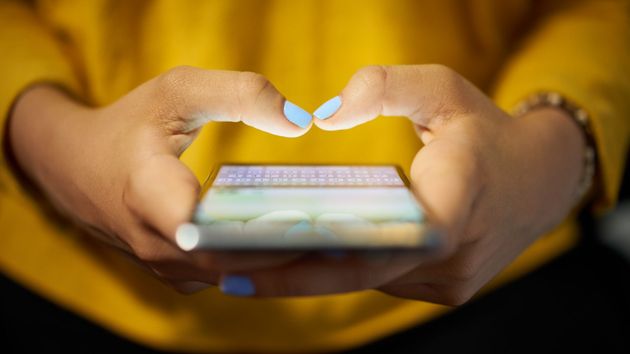 El tercer check de WhatsApp para saber si se ha reenviado un mensaje o hecho captura: la OCU se pronuncia