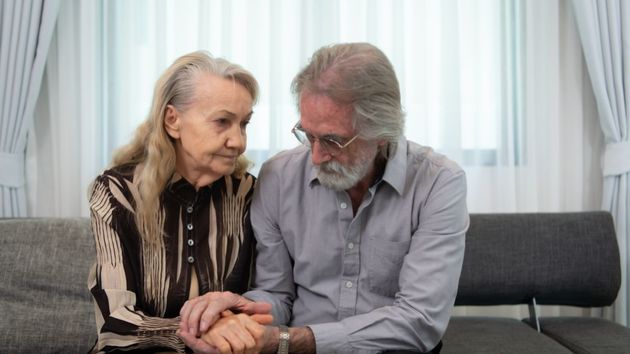 Un hombre estafa a sus padres y les roba el dinero del banco tras ganar un premio de casi 300.000 euros en un ‘rasca’ de lotería