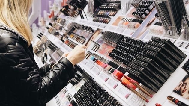 Sanidad ordena la retirada del mercado de estos cosméticos contaminados: superan los niveles permitidos de moho y bacterias