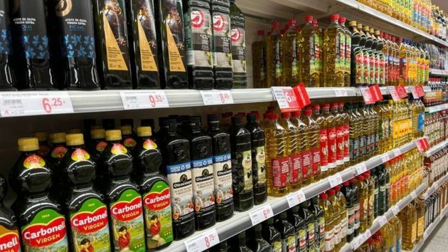 Alcampo rebaja el precio del aceite de oliva virgen extra de dos primeras marcas en su nuevo catálogo de descuentos