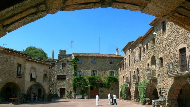 En Francia ya están haciendo las maletas para visitar el pueblo vecino donde se rodó ‘Ocho apellidos catalanes'