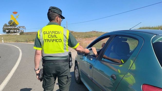 La Guardia Civil comenzará a revisar la tapa de la gasolina de miles de coches y multarán con 200 euros por este motivo