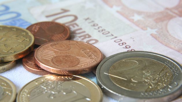 Un hombre ingresa 10 euros en su cuenta de ahorros y no los toca en 20 años: la cantidad de dinero que ha conseguido sorprende