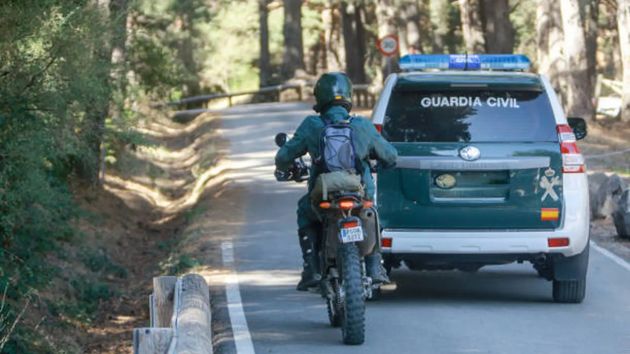 Si adelantas a la Guardia Civil en carretera te puede pasar esto: la DGT lo confirma