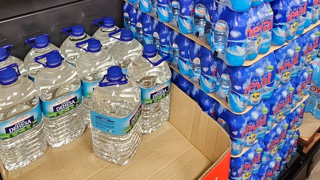 La OCU confirma las 2 mejores marcas de agua embotellada del supermercado