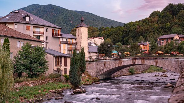 Este pueblo está muy cerca de España, tiene aguas termales gratis de la época romana y se puede esquiar muy barato