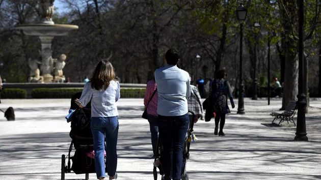 Los 6 derechos que tienen todas las madres y padres trabajadores en España y que todas las empresas deben respetar