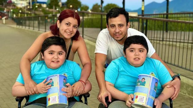 El desgarrador dilema de unos padres que tienen que decidir a cuál de sus hijos gemelos enfermos ponerle el tratamiento: “Estamos entre la espada y la pared”