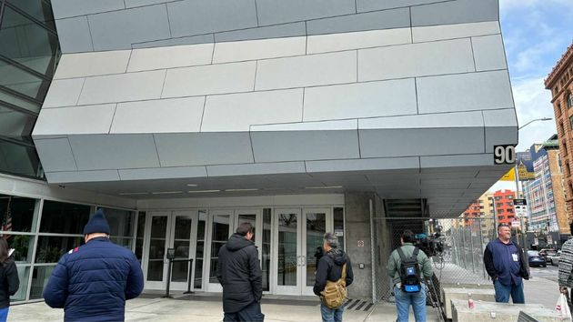 Sanidad cierra unas conocidas oficinas y 10.000 trabajadores irán a la calle: fueron despedidos por email