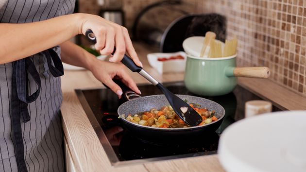 El utensilio de cocina que es cancerígeno y usas todos los días: la OMS levanta las alarmas