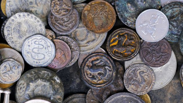 Un padre y un hijo encuentran en el monte 17 monedas del siglo XVII que valen más de 100.000 euros
