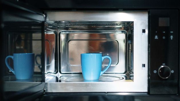 Calentar agua o leche en el microondas es una mala idea: este es el riesgo que pocos conocen