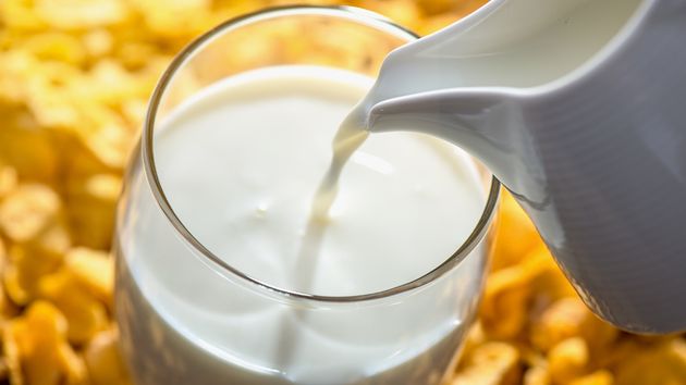 Retiran tres marcas de leche de Carrefour y otros supermercados: piden que no se consuma