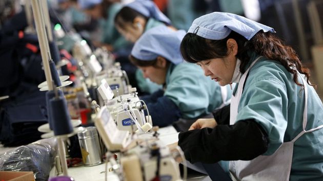 China detiene sus fábricas y manda a los trabajadores a casa por la saturación en los pedidos provocada por Estados Unidos