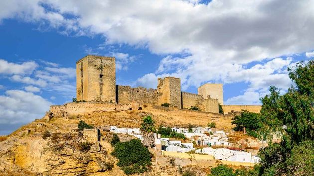 El pueblo de Sevilla en el que un dragón prehistórico y un castillo protegen a sus panaderos