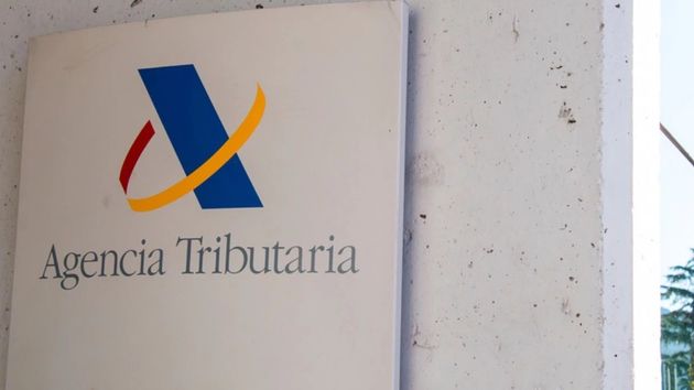 Hacienda regala 1.700 euros a estos padres con hijos menores de 25 años que vivan en casa: cómo solicitarlo